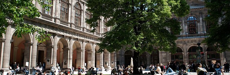 Hof des Hauptgebäudes der Universität Wien 